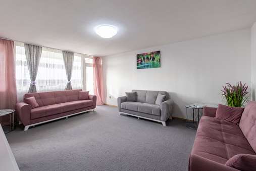 Wohnzimmer - Etagenwohnung in 80933 München mit 77m² kaufen