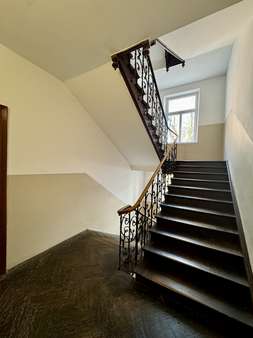 Treppenhaus Vordergebäude - Wohn- / Geschäftshaus in 80634 München mit 599m² als Kapitalanlage kaufen
