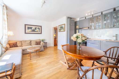 Wohnzimmer - Etagenwohnung in 81671 München mit 65m² kaufen