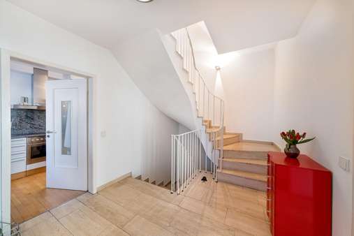 Treppenhaus Erdgeschoss - Doppelhaushälfte in 81827 München mit 150m² als Kapitalanlage kaufen