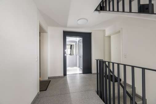 Treppenhaus mit Lift - Etagenwohnung in 84453 Mühldorf mit 90m² kaufen