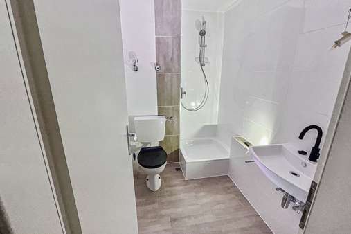 Badezimmer mit Dusche - Erdgeschosswohnung in 85716 Unterschleißheim mit 33m² kaufen