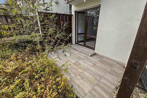 Blick auf die Terrasse - Erdgeschosswohnung in 85716 Unterschleißheim mit 33m² kaufen