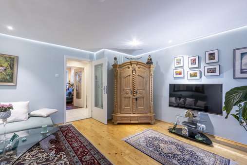 Wohnzimmer - Etagenwohnung in 81475 München mit 74m² kaufen
