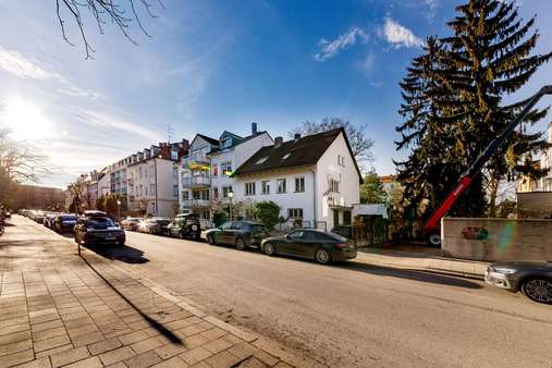 Straßenzug  vor dem Haus - Einfamilienhaus in 80802 München mit 242m² kaufen