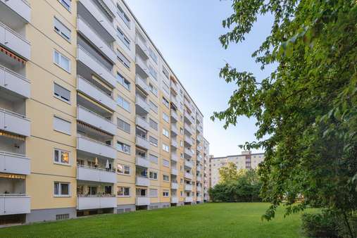 Außenansicht Außenansicht - Etagenwohnung in 81737 München mit 76m² kaufen