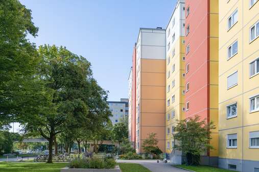 Hausansicht Hausansicht - Etagenwohnung in 81737 München mit 76m² kaufen