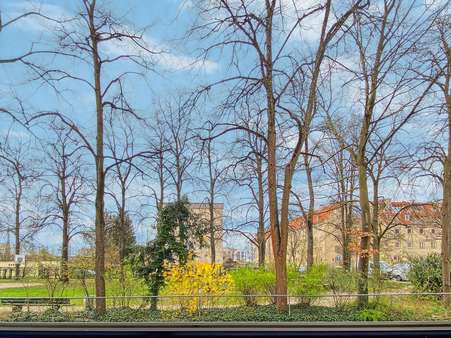 Blick aus dem Fenster - Erdgeschosswohnung in 81245 München mit 85m² kaufen