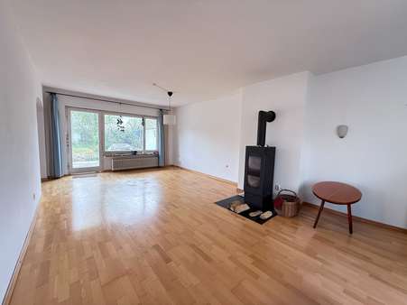 Wohnzimmer - Doppelhaushälfte in 82110 Germering mit 115m² kaufen