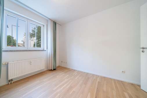 Kinderzimmer oder Büro Kinderzimmer oder Büro - Erdgeschosswohnung in 80807 München mit 90m² kaufen