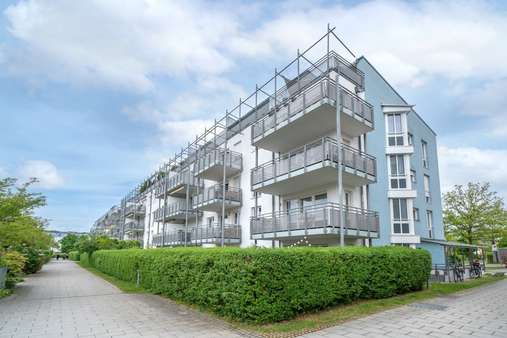 Rückansicht - Erdgeschosswohnung in 81827 München mit 90m² kaufen