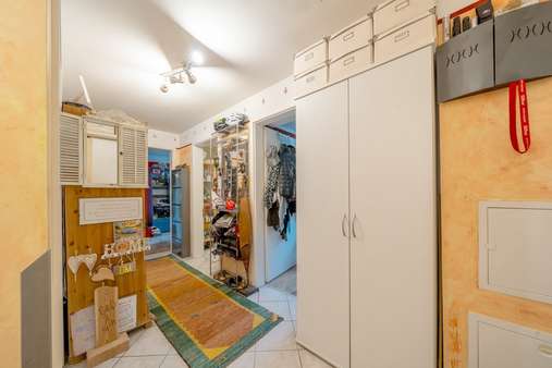 Flur - Erdgeschosswohnung in 81827 München mit 90m² kaufen