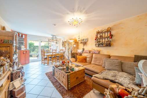 Wohnzimmer - Erdgeschosswohnung in 81827 München mit 90m² kaufen