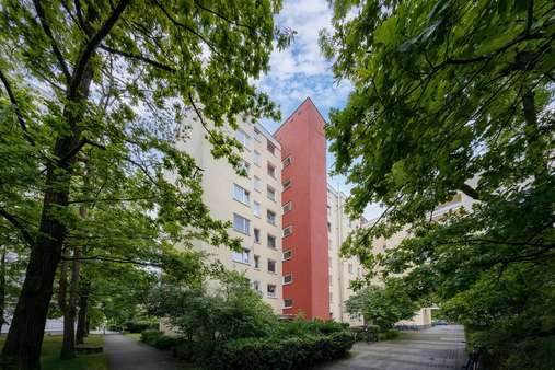 Hauseingangsseite Hauseingangsseite - Etagenwohnung in 80995 München mit 78m² kaufen