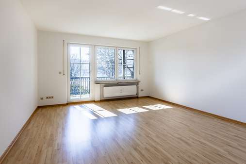 Wohnzimmer mit Balkon - Etagenwohnung in 81929 München mit 61m² kaufen