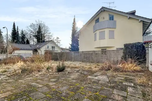 Renovierungsbedürftiges Dreifamilienhaus auf sonnigem Südgrundstück in ruhiger Lage