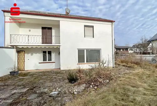 Renovierungsbedürftiges Dreifamilienhaus auf sonnigem Südgrundstück in ruhiger Lage