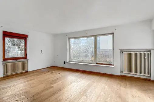 Renovierungsbedürftiges Dreifamilienhaus auf sonnigem Südgrundstück in ruhiger Lage