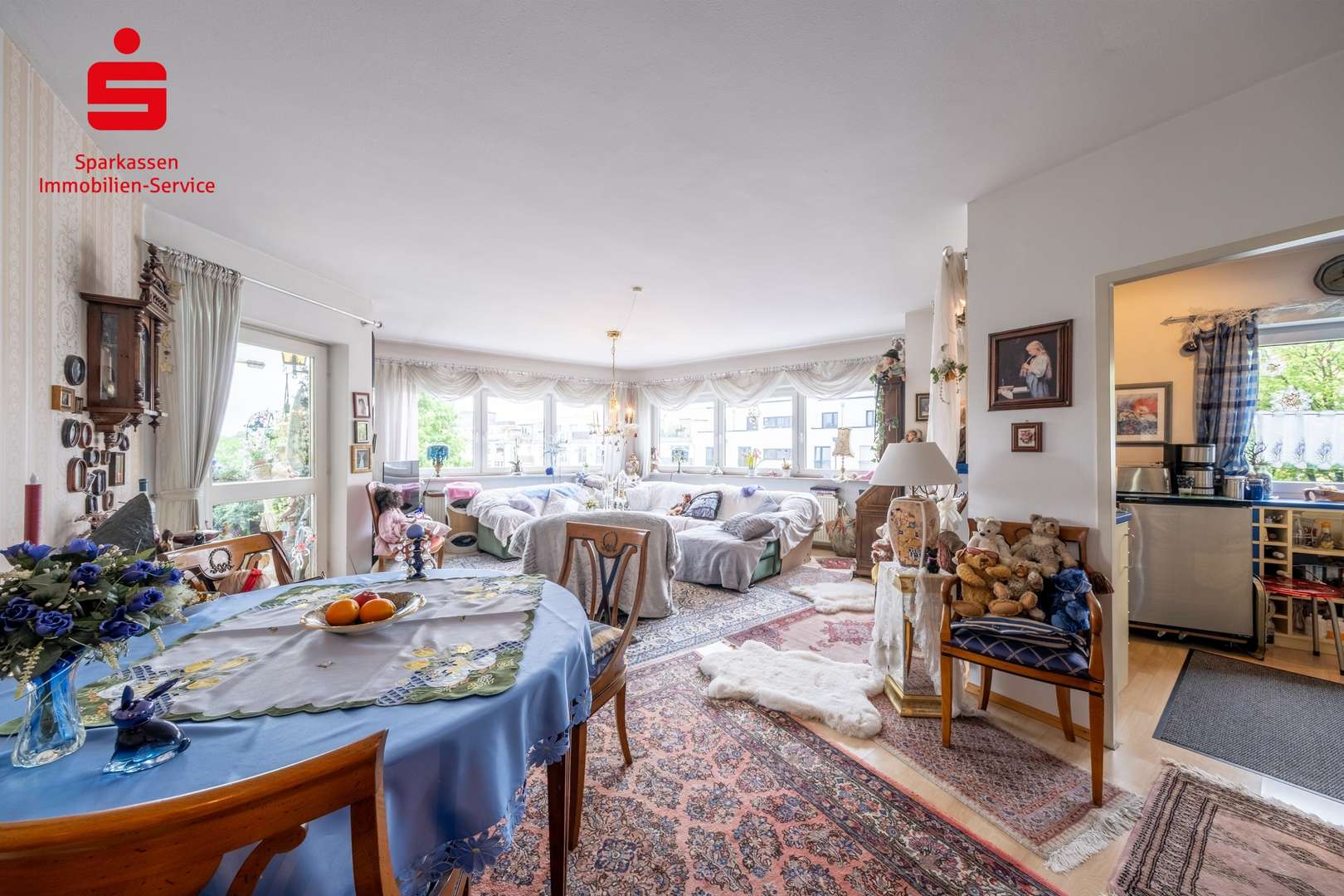Blick ins Wohnzimmer - Etagenwohnung in 81737 München mit 75m² kaufen