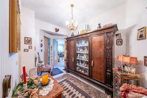 Flur mit Blick ins Wohnzimmer - Etagenwohnung in 81737 München mit 75m² kaufen