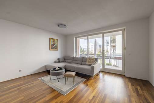 Helles Wohnzimmer - Etagenwohnung in 81825 München mit 56m² kaufen