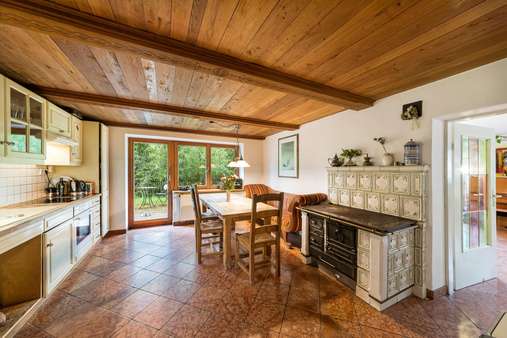 Wohnküche mit Kachelofen Wohnküche mit Kachelofen - Bauernhaus in 83629 Weyarn mit 273m² kaufen