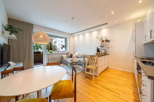 Wohnzimmer - Erdgeschosswohnung in 80634 München mit 71m² kaufen