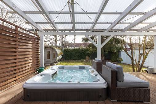 Terrasse mit Whirlpool - Einfamilienhaus in 81247 München mit 175m² kaufen