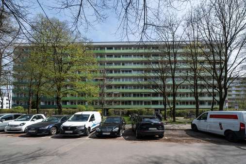 Gebäudeansicht - Etagenwohnung in 81927 München mit 73m² kaufen