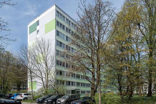 Gebäudeansicht - Etagenwohnung in 81927 München mit 73m² kaufen
