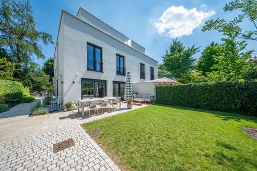 Außenansicht - Doppelhaushälfte in 81243 München mit 181m² kaufen
