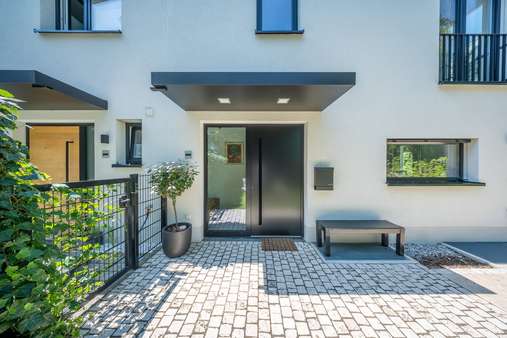 Hauseingang - Doppelhaushälfte in 81243 München mit 181m² kaufen