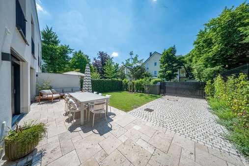 Terrasse und Einfahrt - Doppelhaushälfte in 81243 München mit 181m² kaufen