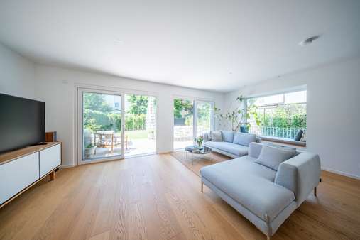 Wohnzimmer EG - Doppelhaushälfte in 81243 München mit 181m² kaufen