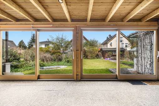 Blick vom Wintergarten - Zweifamilienhaus in 81825 München mit 183m² kaufen