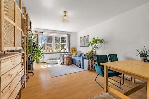 Wohnzimmer - Etagenwohnung in 85599 Parsdorf mit 92m² kaufen