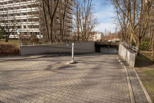 Tiefgaragenabfahrt - Etagenwohnung in 81925 München mit 31m² kaufen