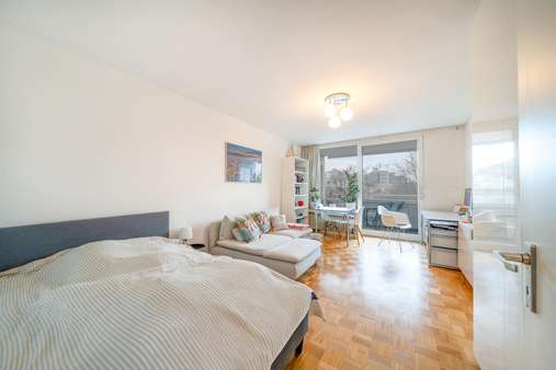 Wohn- und Schlafzimmer - Etagenwohnung in 81925 München mit 32m² als Kapitalanlage kaufen