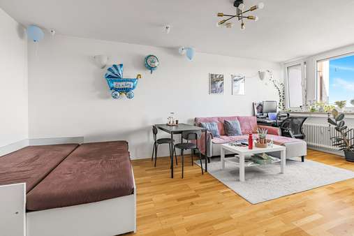 Wohnzimmer - Etagenwohnung in 80997 München mit 66m² kaufen