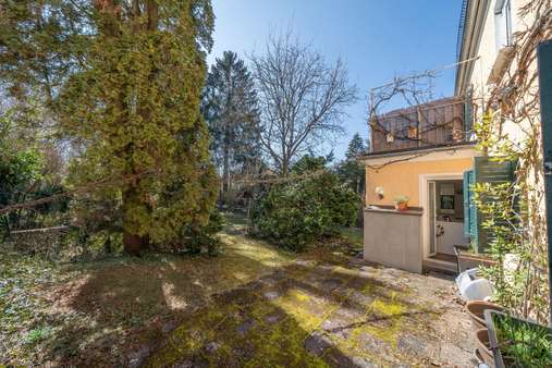 Blick in den Garten - Doppelhaushälfte in 80638 München mit 282m² kaufen