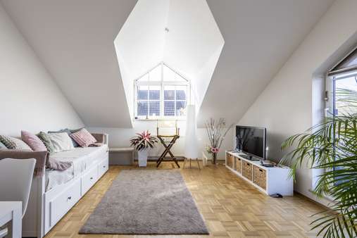 Wohnzimmer - Dachgeschosswohnung in 81249 München mit 65m² kaufen