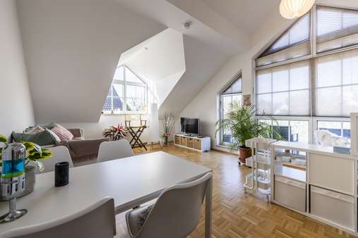 Wohnzimmer - Dachgeschosswohnung in 81249 München mit 65m² kaufen