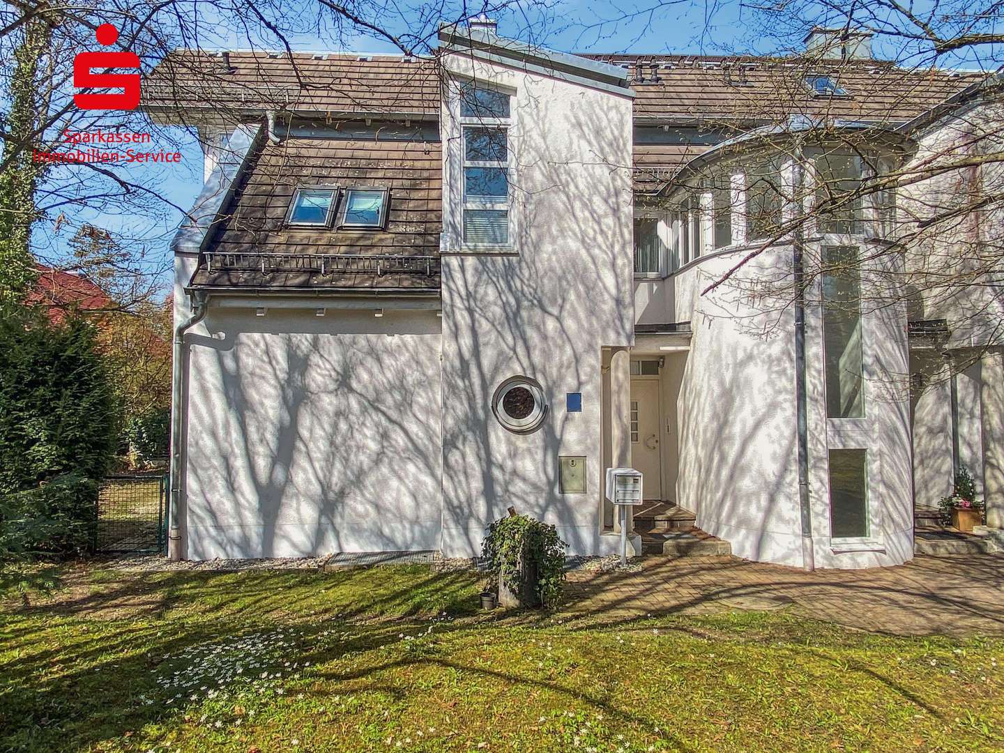 Hausansicht - Erdgeschosswohnung in 82049 Pullach mit 101m² kaufen