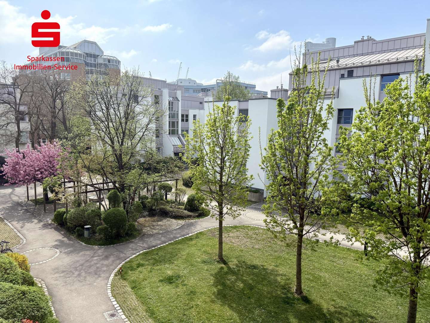 Blick vom Balkon - Etagenwohnung in 81925 München mit 99m² kaufen