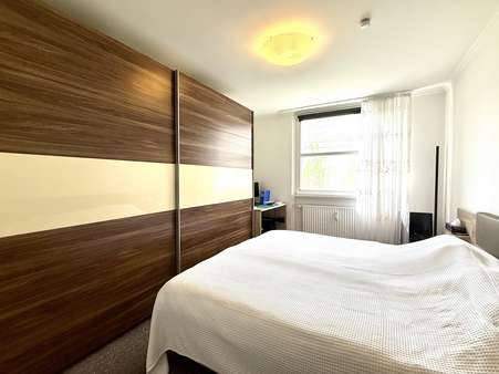 Schlafzimmer - Etagenwohnung in 81925 München mit 99m² kaufen