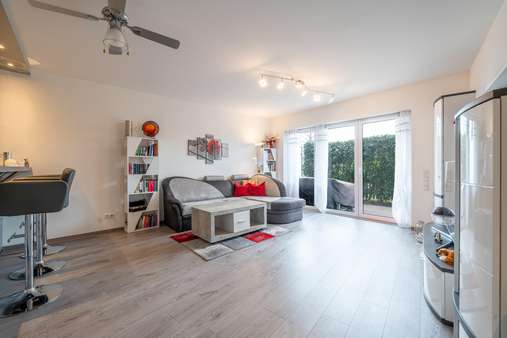 Wohnzimmer - Erdgeschosswohnung in 82140 Olching mit 71m² kaufen