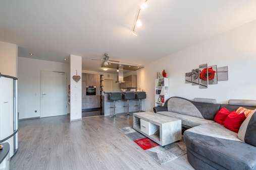 Wohnzimmer mit Blick in Küche - Erdgeschosswohnung in 82140 Olching mit 71m² kaufen