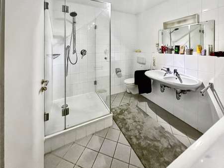 Badezimmer Erdgeschoss - Erdgeschosswohnung in 81545 München mit 93m² kaufen