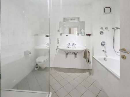 Bad im EG Bad im EG - Erdgeschosswohnung in 81545 München mit 93m² kaufen