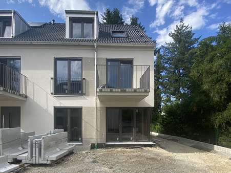 Hausansicht Hausansicht - Doppelhaushälfte in 81249 München mit 153m² kaufen